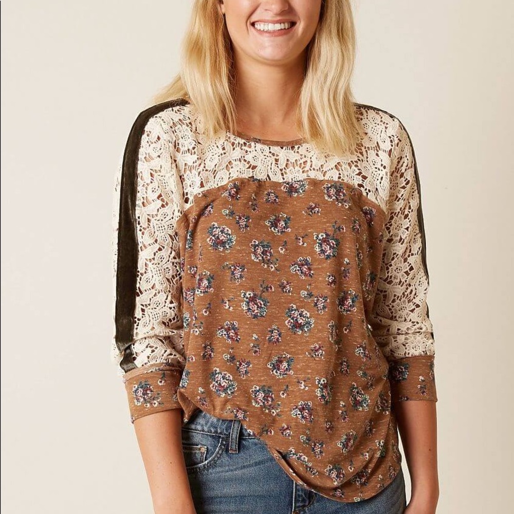 Buckle Gimmicks Lace Floral Top